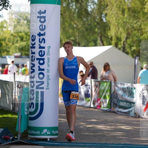 01.09.2024 - 17. Tribühne Triathlon Michael Strokosch http://msf.ph/oto/6908640 01.09.2024 11:47:25 Ziel 323, 338 meine-sportfotos.de