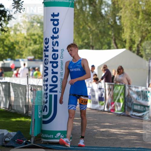 01.09.2024 - 17. Tribühne Triathlon Michael Strokosch http://msf.ph/oto/6908645 01.09.2024 11:47:26 Ziel 338 meine-sportfotos.de