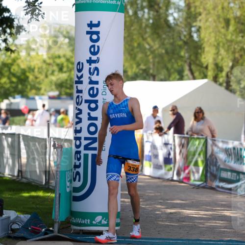 01.09.2024 - 17. Tribühne Triathlon Michael Strokosch http://msf.ph/oto/6908649 01.09.2024 11:47:26 Ziel 338 meine-sportfotos.de
