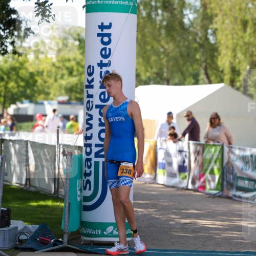 01.09.2024 - 17. Tribühne Triathlon Michael Strokosch http://msf.ph/oto/6908650 01.09.2024 11:47:26 Ziel 338 meine-sportfotos.de