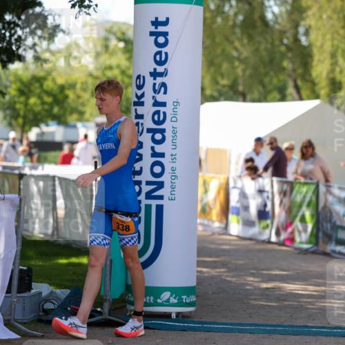 01.09.2024 - 17. Tribühne Triathlon Michael Strokosch http://msf.ph/oto/6908670 01.09.2024 11:47:27 Ziel 338 meine-sportfotos.de