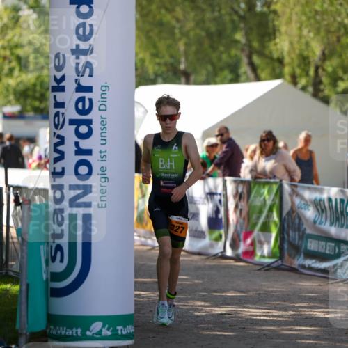 01.09.2024 - 17. Tribühne Triathlon Michael Strokosch http://msf.ph/oto/6908677 01.09.2024 11:48:10 Ziel 327 meine-sportfotos.de