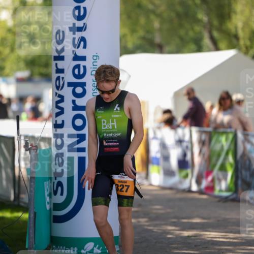 01.09.2024 - 17. Tribühne Triathlon Michael Strokosch http://msf.ph/oto/6908718 01.09.2024 11:48:12 Ziel 327 meine-sportfotos.de