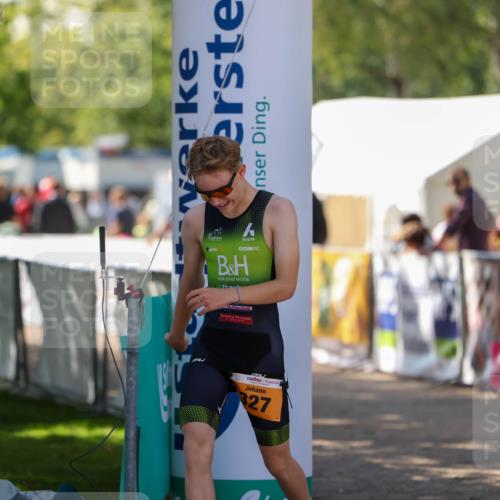 01.09.2024 - 17. Tribühne Triathlon Michael Strokosch http://msf.ph/oto/6908727 01.09.2024 11:48:12 Ziel 327 meine-sportfotos.de