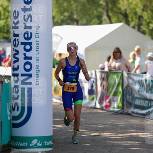 01.09.2024 - 17. Tribühne Triathlon Michael Strokosch http://msf.ph/oto/6908781 01.09.2024 11:49:04 Ziel 370 meine-sportfotos.de