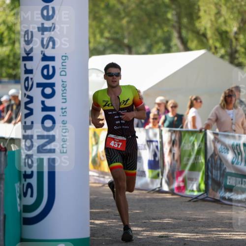 01.09.2024 - 17. Tribühne Triathlon Michael Strokosch http://msf.ph/oto/6908870 01.09.2024 11:49:57 Ziel 437 meine-sportfotos.de