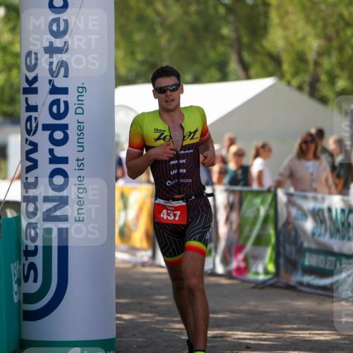 01.09.2024 - 17. Tribühne Triathlon Michael Strokosch http://msf.ph/oto/6908890 01.09.2024 11:49:58 Ziel 437 meine-sportfotos.de