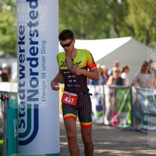 01.09.2024 - 17. Tribühne Triathlon Michael Strokosch http://msf.ph/oto/6908898 01.09.2024 11:49:58 Ziel 437 meine-sportfotos.de