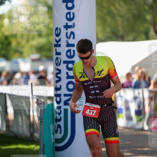 01.09.2024 - 17. Tribühne Triathlon Michael Strokosch http://msf.ph/oto/6908904 01.09.2024 11:49:58 Ziel 437 meine-sportfotos.de
