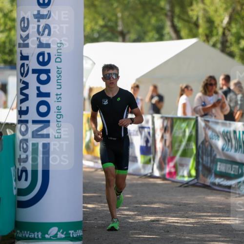 01.09.2024 - 17. Tribühne Triathlon Michael Strokosch http://msf.ph/oto/6908948 01.09.2024 11:50:16 Ziel 331 meine-sportfotos.de