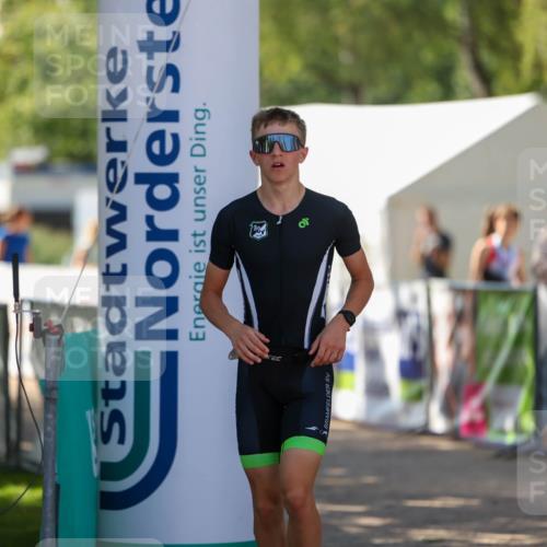 01.09.2024 - 17. Tribühne Triathlon Michael Strokosch http://msf.ph/oto/6908987 01.09.2024 11:50:18 Ziel 331 meine-sportfotos.de
