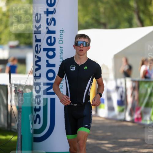 01.09.2024 - 17. Tribühne Triathlon Michael Strokosch http://msf.ph/oto/6908990 01.09.2024 11:50:18 Ziel 331 meine-sportfotos.de
