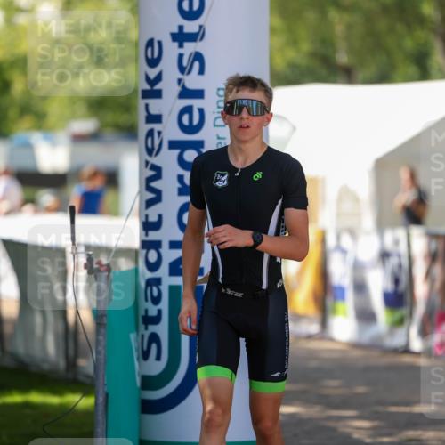 01.09.2024 - 17. Tribühne Triathlon Michael Strokosch http://msf.ph/oto/6908996 01.09.2024 11:50:18 Ziel 331 meine-sportfotos.de
