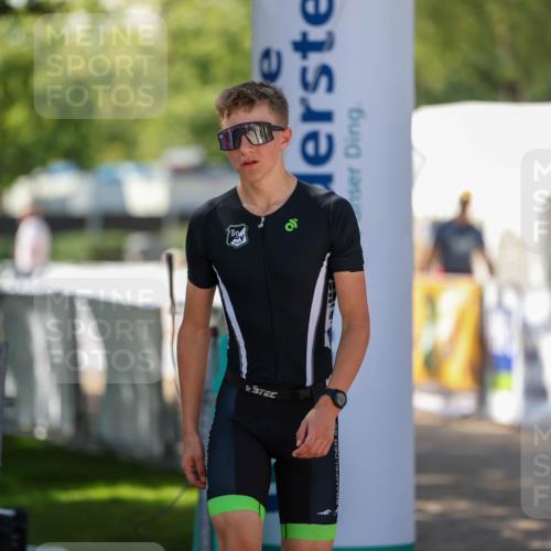 01.09.2024 - 17. Tribühne Triathlon Michael Strokosch http://msf.ph/oto/6909022 01.09.2024 11:50:20 Ziel 331 meine-sportfotos.de