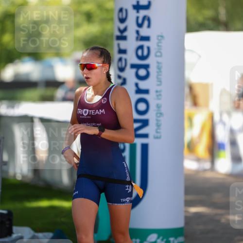 01.09.2024 - 17. Tribühne Triathlon Michael Strokosch http://msf.ph/oto/6909085 01.09.2024 11:50:29 Ziel 325 meine-sportfotos.de