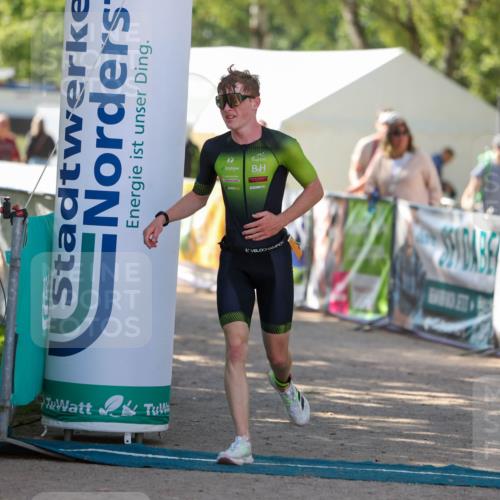 01.09.2024 - 17. Tribühne Triathlon Michael Strokosch http://msf.ph/oto/6909214 01.09.2024 11:51:38 Ziel 310 meine-sportfotos.de