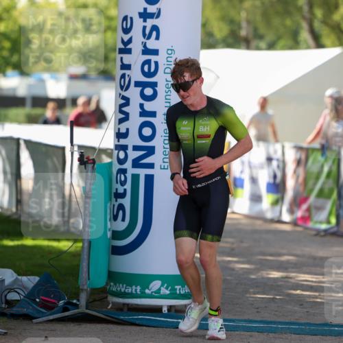 01.09.2024 - 17. Tribühne Triathlon Michael Strokosch http://msf.ph/oto/6909223 01.09.2024 11:51:38 Ziel 310 meine-sportfotos.de