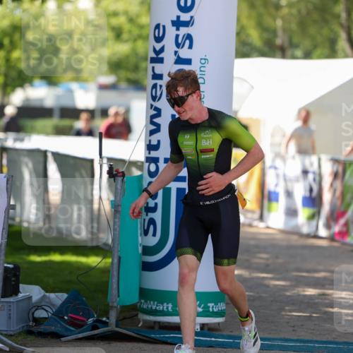 01.09.2024 - 17. Tribühne Triathlon Michael Strokosch http://msf.ph/oto/6909230 01.09.2024 11:51:38 Ziel 310 meine-sportfotos.de