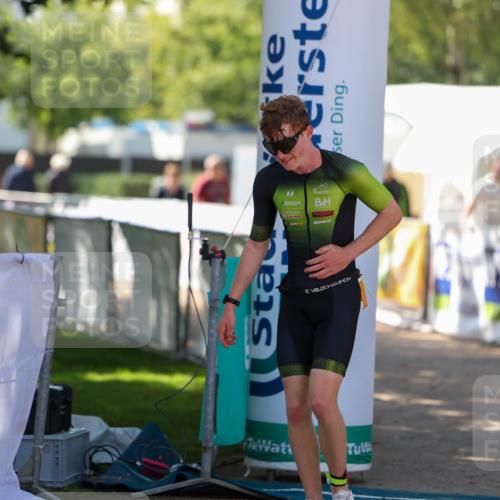 01.09.2024 - 17. Tribühne Triathlon Michael Strokosch http://msf.ph/oto/6909235 01.09.2024 11:51:39 Ziel 310 meine-sportfotos.de