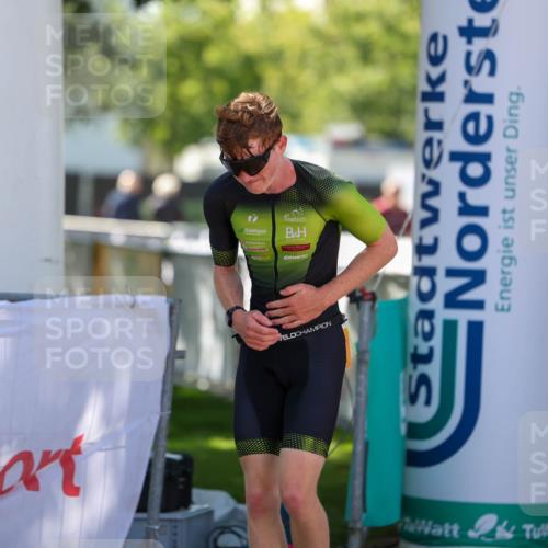 01.09.2024 - 17. Tribühne Triathlon Michael Strokosch http://msf.ph/oto/6909256 01.09.2024 11:51:39 Ziel 310 meine-sportfotos.de