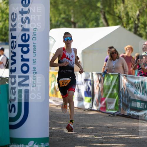 01.09.2024 - 17. Tribühne Triathlon Michael Strokosch http://msf.ph/oto/6909260 01.09.2024 11:53:39 Ziel 311 meine-sportfotos.de