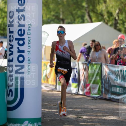 01.09.2024 - 17. Tribühne Triathlon Michael Strokosch http://msf.ph/oto/6909271 01.09.2024 11:53:40 Ziel 311 meine-sportfotos.de