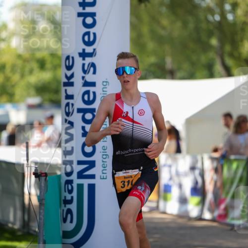 01.09.2024 - 17. Tribühne Triathlon Michael Strokosch http://msf.ph/oto/6909312 01.09.2024 11:53:41 Ziel 311 meine-sportfotos.de