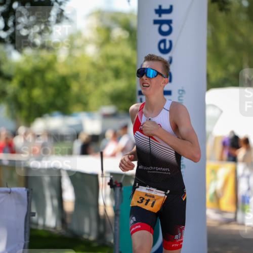 01.09.2024 - 17. Tribühne Triathlon Michael Strokosch http://msf.ph/oto/6909326 01.09.2024 11:53:41 Ziel 311 meine-sportfotos.de