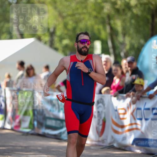 01.09.2024 - 17. Tribühne Triathlon Michael Strokosch http://msf.ph/oto/6909375 01.09.2024 11:54:03 Ziel 388 meine-sportfotos.de