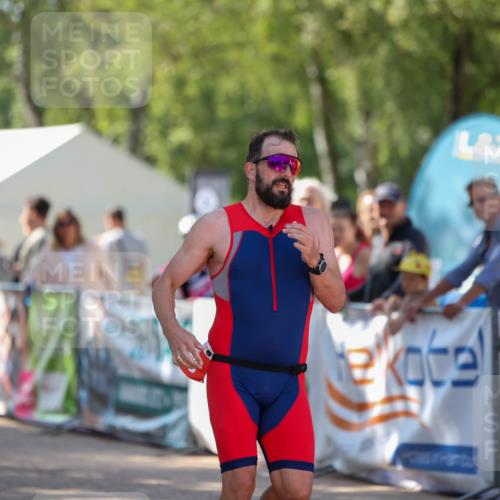 01.09.2024 - 17. Tribühne Triathlon Michael Strokosch http://msf.ph/oto/6909376 01.09.2024 11:54:03 Ziel 388 meine-sportfotos.de
