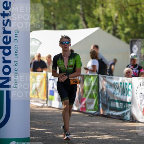 01.09.2024 - 17. Tribühne Triathlon Michael Strokosch http://msf.ph/oto/6909501 01.09.2024 11:55:38 Ziel 346 meine-sportfotos.de