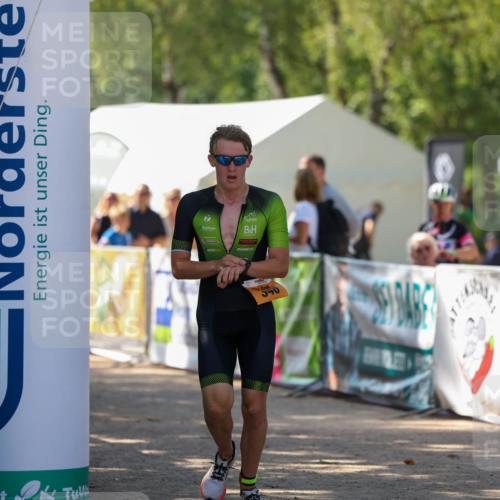 01.09.2024 - 17. Tribühne Triathlon Michael Strokosch http://msf.ph/oto/6909516 01.09.2024 11:55:39 Ziel 346 meine-sportfotos.de