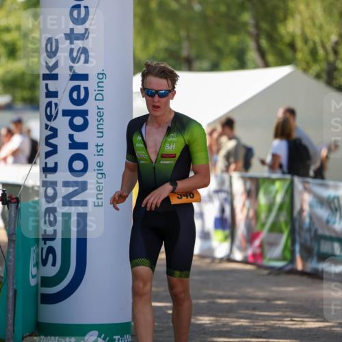 01.09.2024 - 17. Tribühne Triathlon Michael Strokosch http://msf.ph/oto/6909530 01.09.2024 11:55:40 Ziel 346 meine-sportfotos.de