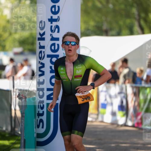 01.09.2024 - 17. Tribühne Triathlon Michael Strokosch http://msf.ph/oto/6909536 01.09.2024 11:55:40 Ziel 346 meine-sportfotos.de