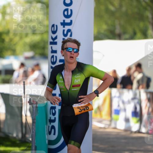 01.09.2024 - 17. Tribühne Triathlon Michael Strokosch http://msf.ph/oto/6909541 01.09.2024 11:55:41 Ziel 346 meine-sportfotos.de