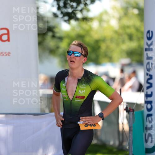 01.09.2024 - 17. Tribühne Triathlon Michael Strokosch http://msf.ph/oto/6909567 01.09.2024 11:55:42 Ziel 346 meine-sportfotos.de