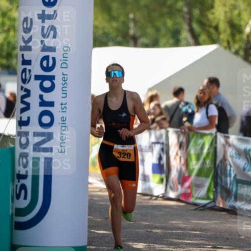 01.09.2024 - 17. Tribühne Triathlon Michael Strokosch http://msf.ph/oto/6909583 01.09.2024 11:57:16 Ziel 320 meine-sportfotos.de