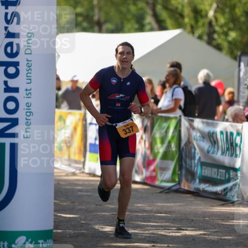 01.09.2024 - 17. Tribühne Triathlon Michael Strokosch http://msf.ph/oto/6909661 01.09.2024 11:57:37 Ziel 337 meine-sportfotos.de