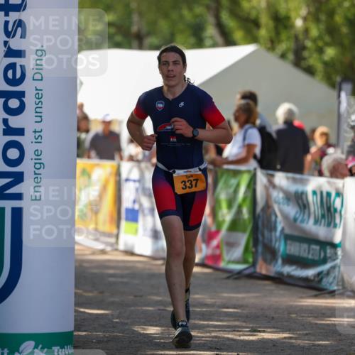 01.09.2024 - 17. Tribühne Triathlon Michael Strokosch http://msf.ph/oto/6909667 01.09.2024 11:57:37 Ziel 337 meine-sportfotos.de