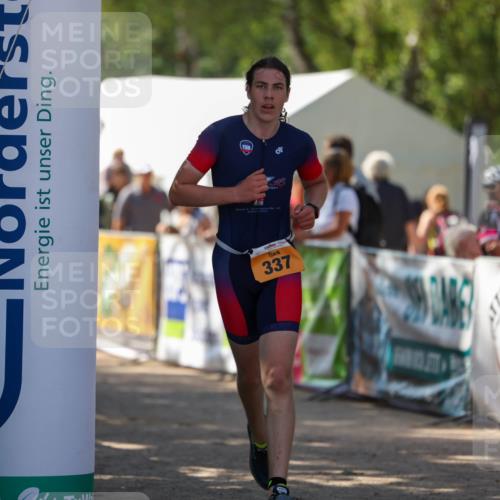 01.09.2024 - 17. Tribühne Triathlon Michael Strokosch http://msf.ph/oto/6909680 01.09.2024 11:57:38 Ziel 337 meine-sportfotos.de