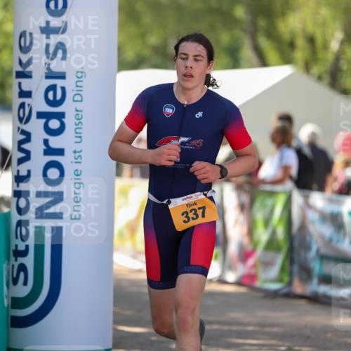 01.09.2024 - 17. Tribühne Triathlon Michael Strokosch http://msf.ph/oto/6909689 01.09.2024 11:57:39 Ziel 337 meine-sportfotos.de
