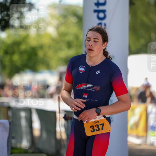 01.09.2024 - 17. Tribühne Triathlon Michael Strokosch http://msf.ph/oto/6909709 01.09.2024 11:57:40 Ziel 337 meine-sportfotos.de