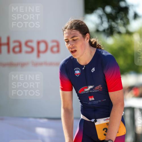 01.09.2024 - 17. Tribühne Triathlon Michael Strokosch http://msf.ph/oto/6909727 01.09.2024 11:57:41 Ziel 337 meine-sportfotos.de
