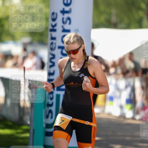 01.09.2024 - 17. Tribühne Triathlon Michael Strokosch http://msf.ph/oto/6909785 01.09.2024 11:58:09 Ziel 357, 367, 432 meine-sportfotos.de