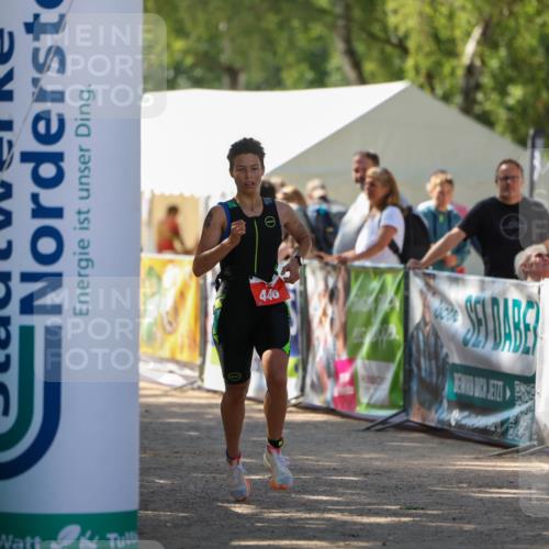 01.09.2024 - 17. Tribühne Triathlon Michael Strokosch http://msf.ph/oto/6910128 01.09.2024 11:59:57 Ziel 446 meine-sportfotos.de