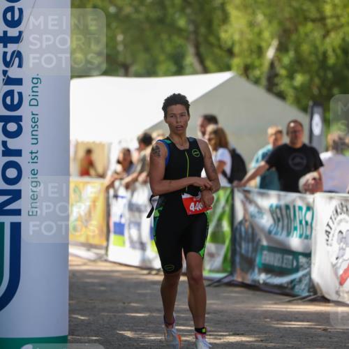 01.09.2024 - 17. Tribühne Triathlon Michael Strokosch http://msf.ph/oto/6910140 01.09.2024 11:59:57 Ziel 446 meine-sportfotos.de