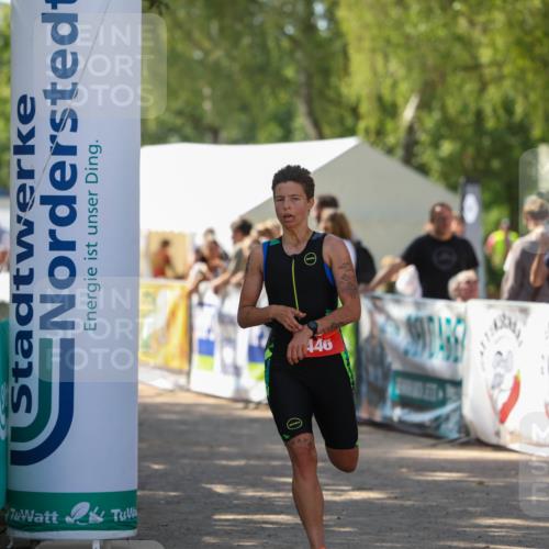01.09.2024 - 17. Tribühne Triathlon Michael Strokosch http://msf.ph/oto/6910152 01.09.2024 11:59:58 Ziel 446 meine-sportfotos.de