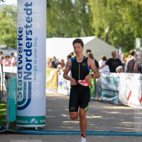 01.09.2024 - 17. Tribühne Triathlon Michael Strokosch http://msf.ph/oto/6910166 01.09.2024 11:59:58 Ziel 446 meine-sportfotos.de