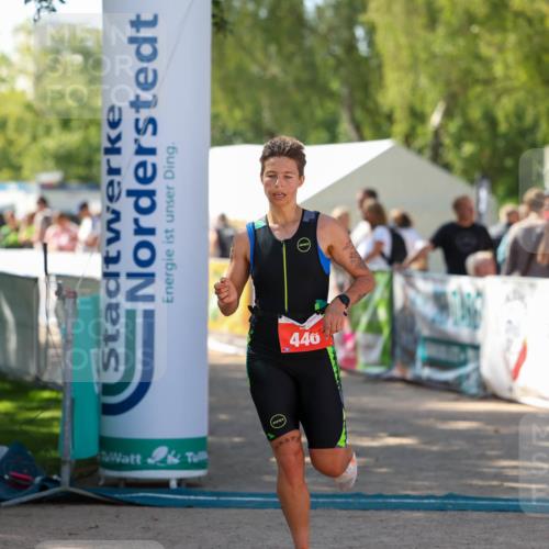01.09.2024 - 17. Tribühne Triathlon Michael Strokosch http://msf.ph/oto/6910174 01.09.2024 11:59:59 Ziel 446 meine-sportfotos.de