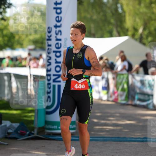 01.09.2024 - 17. Tribühne Triathlon Michael Strokosch http://msf.ph/oto/6910184 01.09.2024 11:59:59 Ziel 446 meine-sportfotos.de
